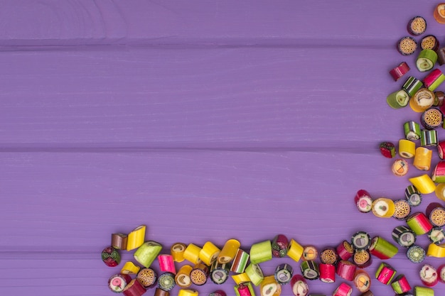Un cadre d'angle fait de bonbons colorés au caramel