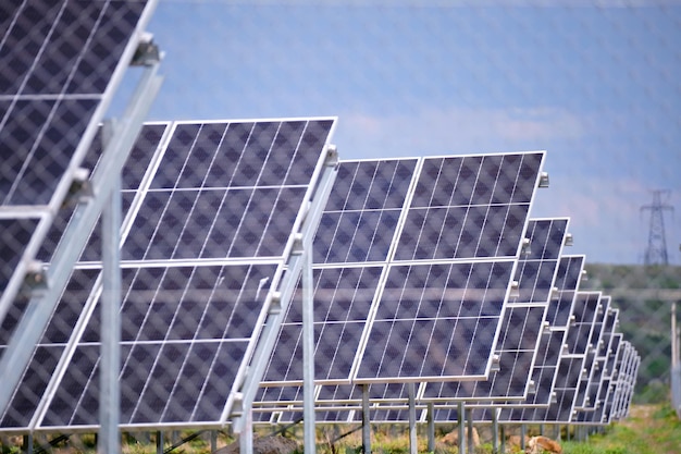 Cadre au sol d'une grande centrale électrique durable avec des rangées de panneaux solaires photovoltaïques pour produire de l'énergie électrique écologique propre. Électricité renouvelable avec concept zéro émission