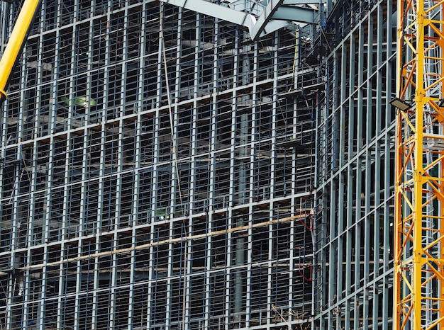 Cadre avant du gratte-ciel sur le fond du chantier de construction