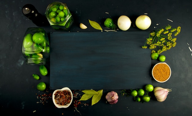 Cadre à base de légumes verts et d'épices