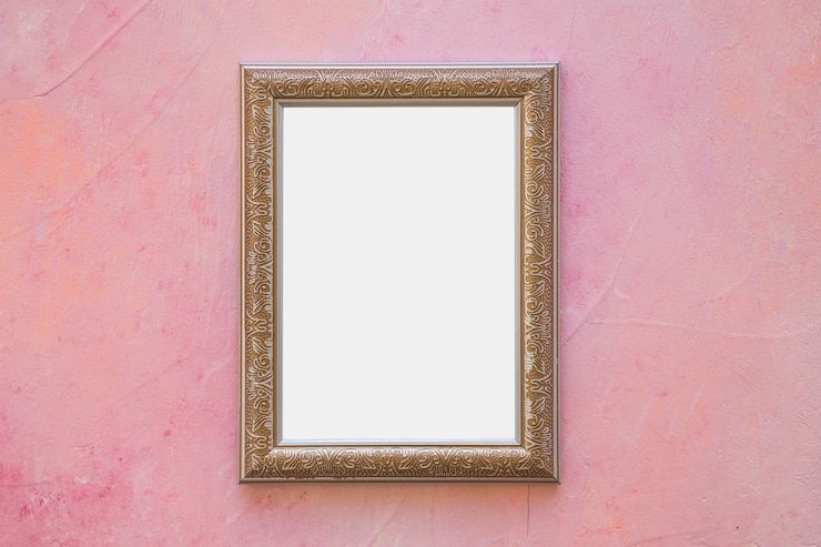 Photo cadre blanc orné doré sur mur rose