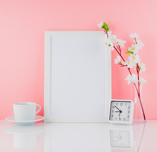 Cadre Blanc Vierge, Fleur, Horloge Et Tasse De Café Ou De Thé Sur Whi