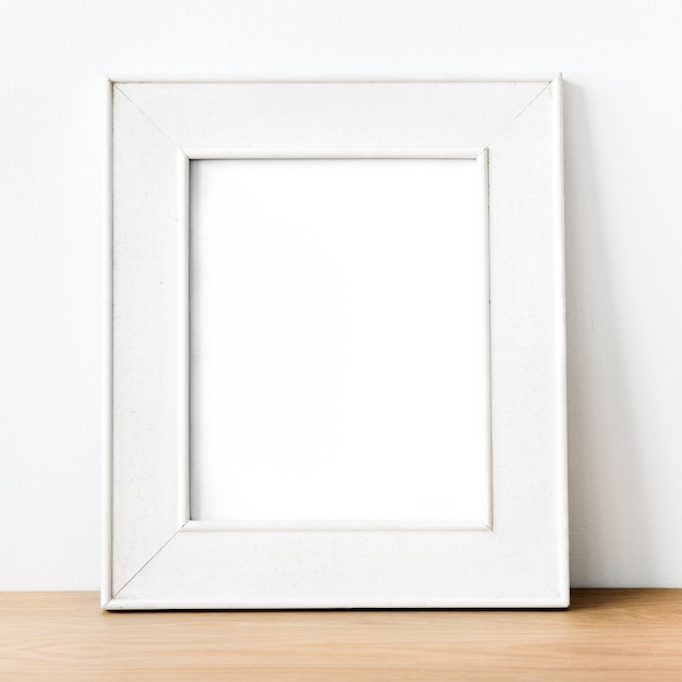 Cadre en bois blanc mockup png par un mur
