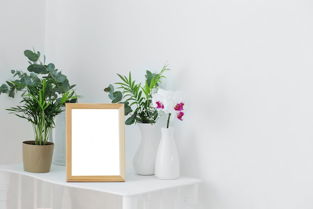 Cadre En Bois Sur Une étagère Blanche Vintage Avec Des Fleurs Et Des Plantes