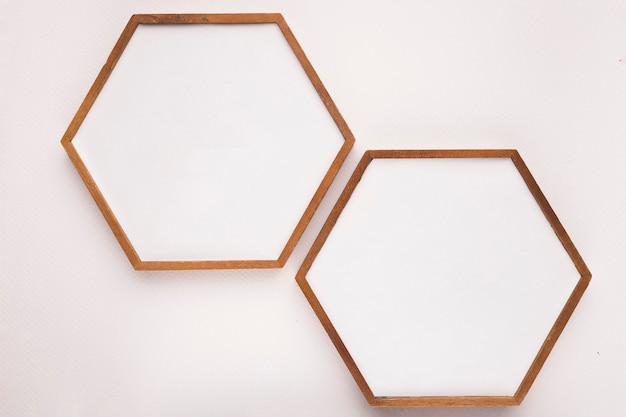 Cadre en bois hexagonal sur fond blanc