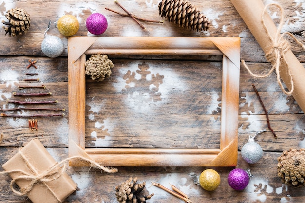 Cadre en bois et jouets de décorations de Noël, cadeaux, cônes