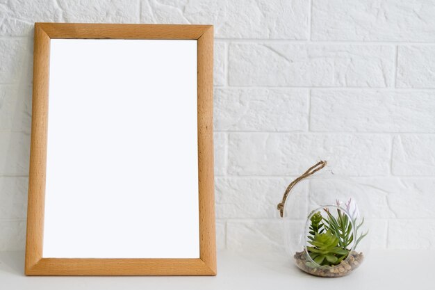 cadre en bois pour peinture ou photo sur fond blanc avec un tracé de détourage