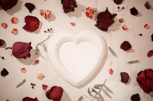 Cadre en bois avec roses rouges séchées sur fond de marbre