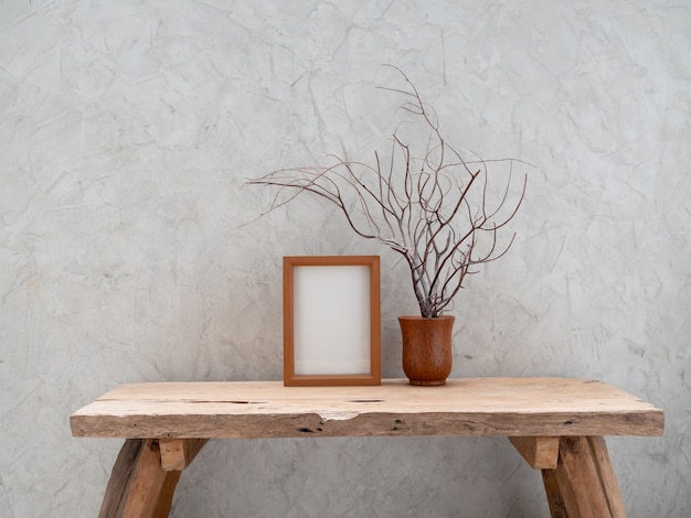 Cadre en bois de teck maquette et corail dans un vase de noix de coco sur table en bois