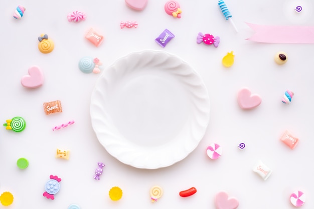 Cadre de bonbons sucrés sur fond blanc isolé, fond de Saint Valentin.