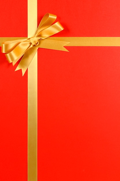 Cadre de bordure de cadeau de Noël avec ruban d&#39;or et arc vertical