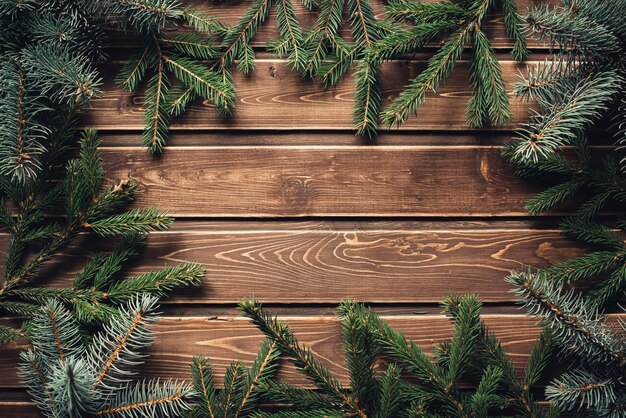 Cadre de branche d'arbre de Noël sur vieux bois