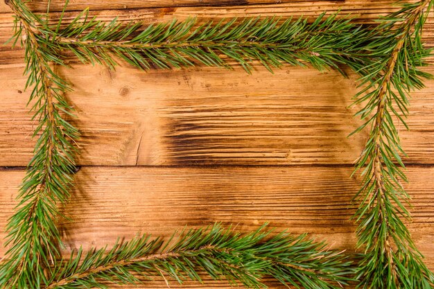 Cadre des branches de sapin sur table en bois rustique