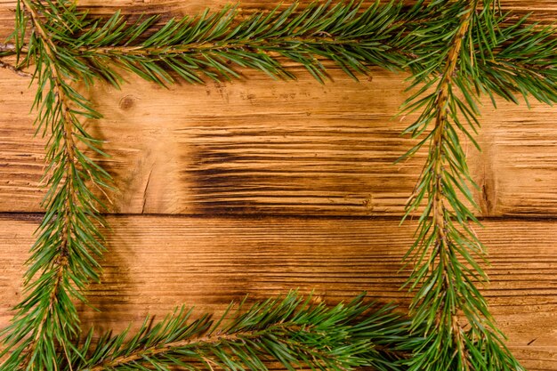 Cadre des branches de sapin sur table en bois rustique