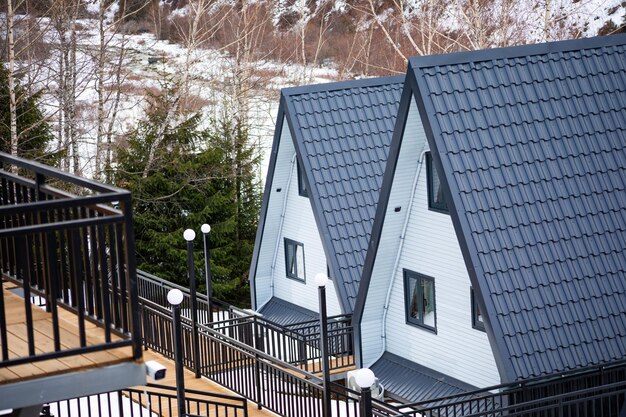 Photo un cadre de cabanes dans le parc d'hiver