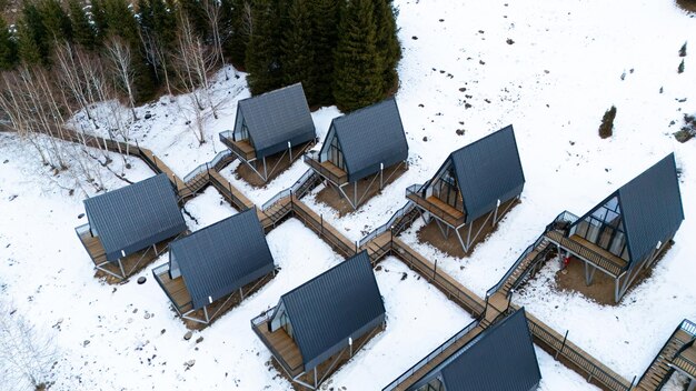 Photo un cadre de cabanes dans le parc d'hiver