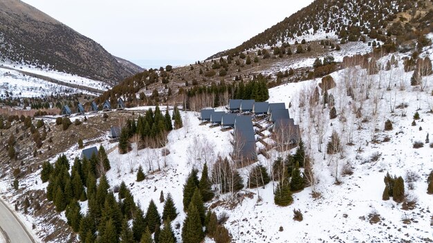 Photo un cadre de cabanes dans le parc d'hiver