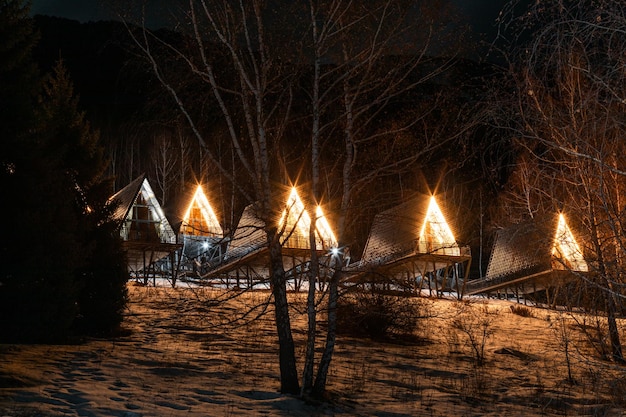 Photo un cadre de cabanes la nuit dans le parc d'hiver