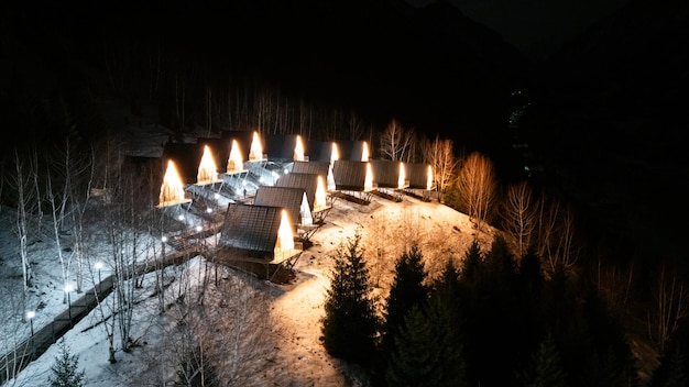 Un cadre de cabanes la nuit dans le parc d'hiver