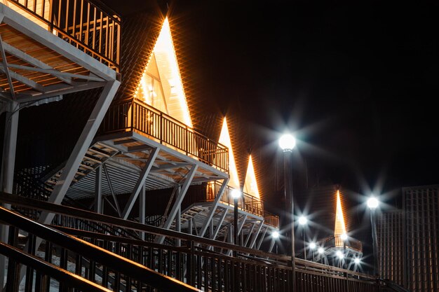 Photo un cadre de cabanes la nuit dans le parc d'hiver