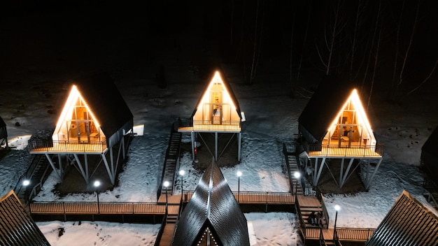 Photo un cadre de cabanes la nuit dans le parc d'hiver