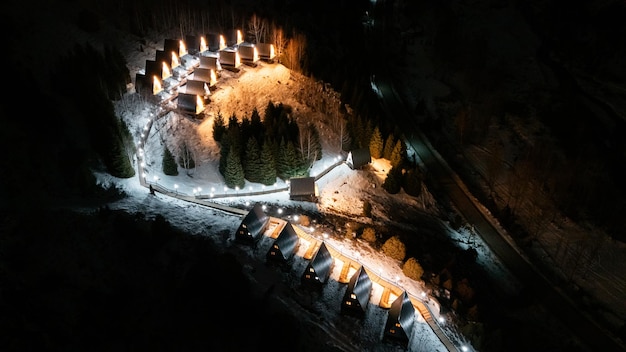 Photo un cadre de cabanes la nuit dans le parc d'hiver