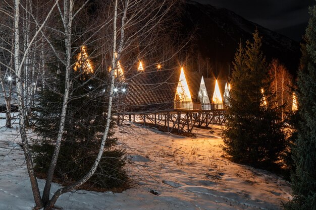 Photo un cadre de cabanes la nuit dans le parc d'hiver