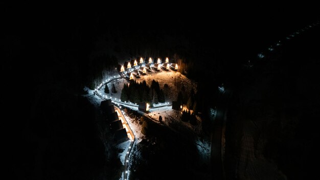 Photo un cadre de cabanes la nuit dans le parc d'hiver