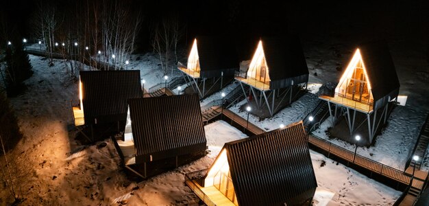 Photo un cadre de cabanes la nuit dans le parc d'hiver