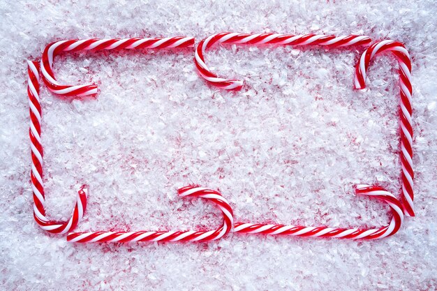 Cadre de canne à sucre de Noël sur la neige