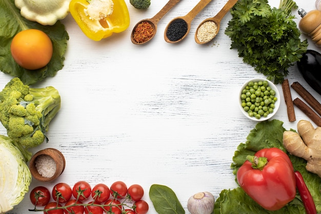 Photo cadre circulaire avec vue de dessus de légumes crus