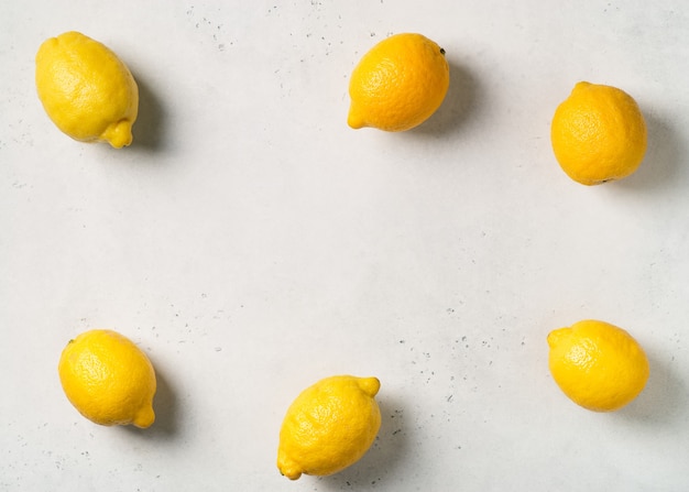 Cadre de citrons mûrs sur tableau blanc. vue de dessus