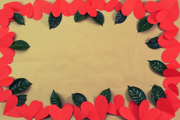 Cadre de coeurs rouges verts feuilles fond pour concept de texte de la Saint-Valentin