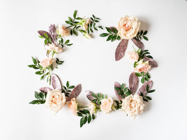 Photo cadre coloré diverses fleurs et feuilles sur blanc