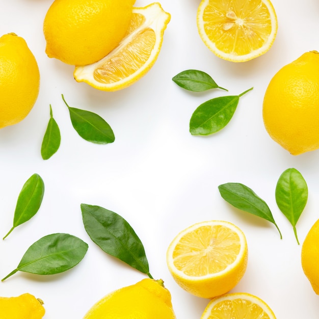 Cadre Composé De Citron Frais Et De Tranches De Feuilles Isolés Sur Blanc