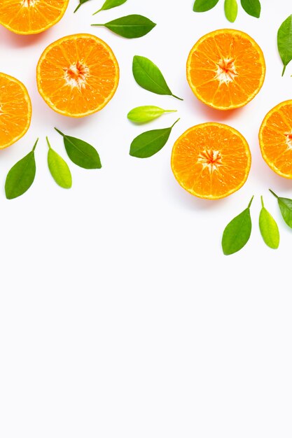 Cadre Composé D'oranges Avec Des Feuilles Vertes