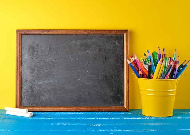 Cadre de craie noire vierge, craie blanche et fournitures scolaires