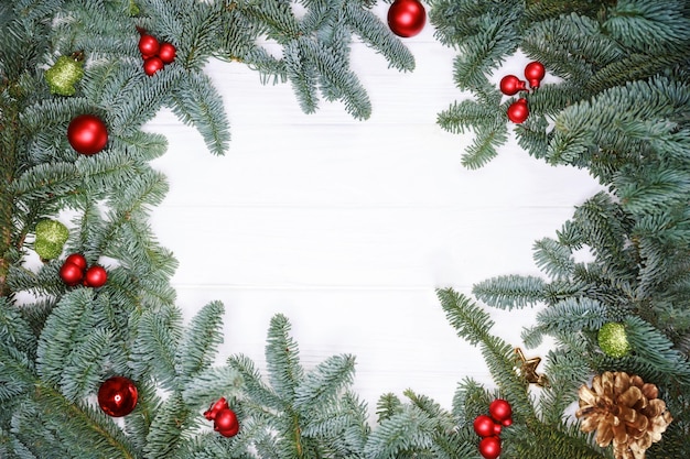 Cadre créatif fait de branches de sapin de Noël sur fond blanc