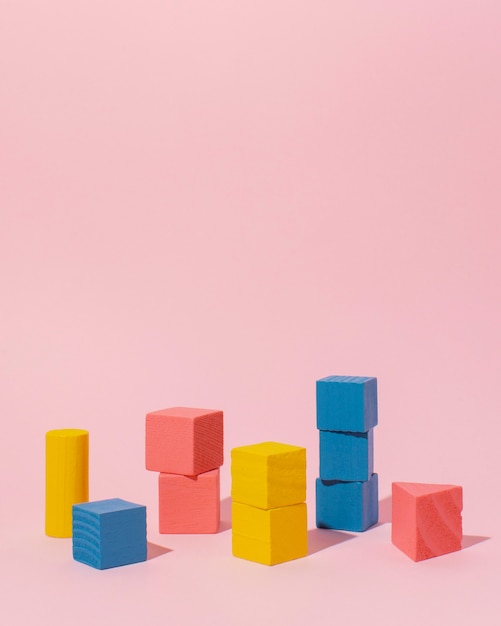 Cadre de cubes en bois colorés