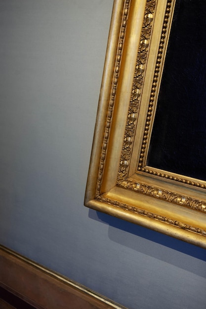 Un cadre doré dans une galerie d'art