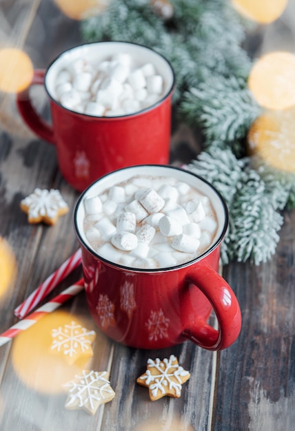 Cadre douillet d'hiver et de Noël avec chocolat chaud et biscuits maison