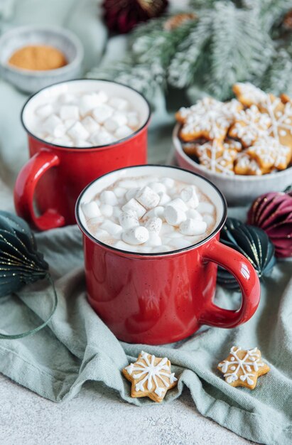 Cadre douillet d'hiver et de Noël avec chocolat chaud et biscuits maison