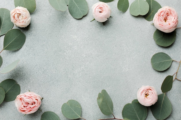 Cadre élégant de feuilles et de roses avec espace copie