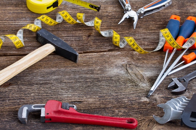 Photo cadre de l'ensemble d'outils sur fond en bois