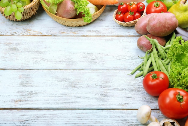 Cadre d'été avec des fruits et légumes biologiques frais sur fond de bois