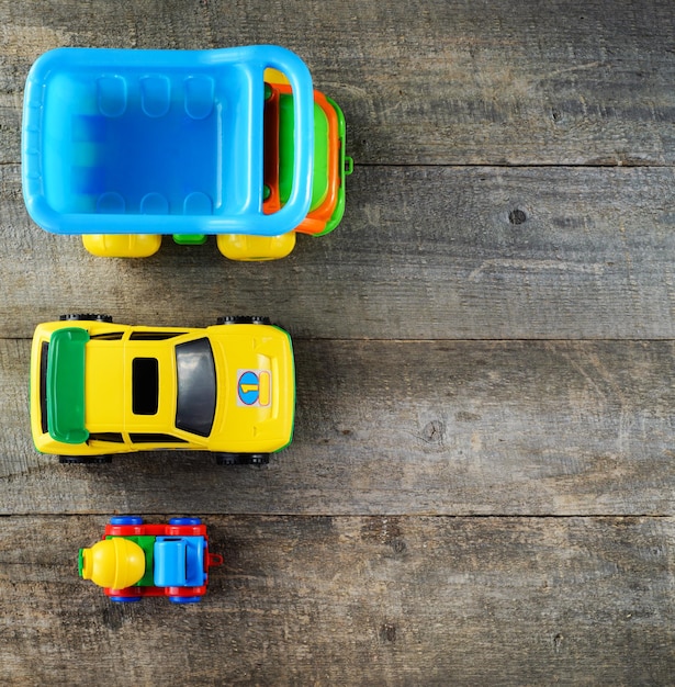 Cadre fait d'accessoires de jouets pour enfants sur fond blanc vue de dessus espace de copie