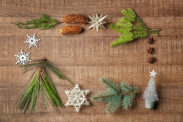 Cadre fait de décor de Noël sur fond de bois