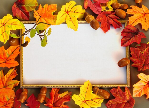 Photo un cadre fait de feuilles d'automne.