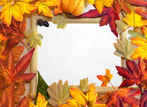 Un cadre fait de feuilles d'automne.