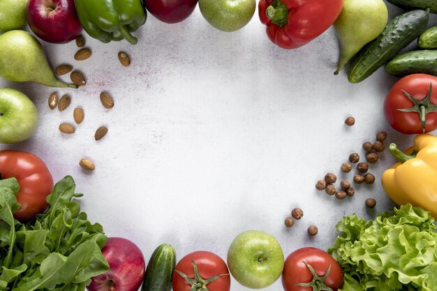 cadre fait avec des fruits et légumes colorés fruits secs surface blanche 2 haute qualité beau concept de photo